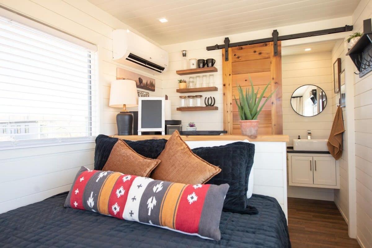 New The Buffalo-Shipping Container In Alpine Bagian luar foto